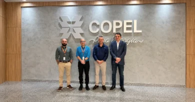 Prefeito Canela se reúne com diretores da Copel e cobra soluções para quedas frequentes de energia em Quatro Pontes Equipe-diante-do-letreiro-Copel