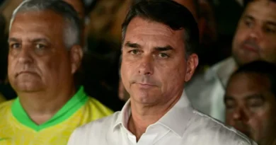 Flávio planeja asilo político nos EUA e se encontrará com Eduardo nesta quarta-feira FB-3-1024x654