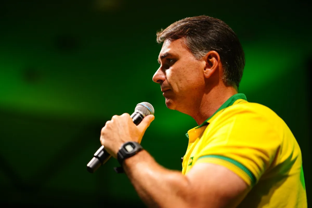 Flávio está descansando e dará coletiva na quinta em Miami, diz aliado