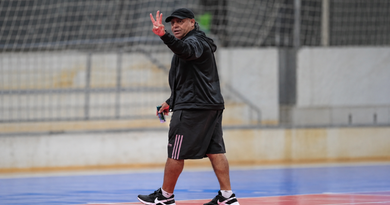 Desde 1996, professor Mico faz história no esporte de Quatro Pontes e recebe "Troféu Estrela de Ouro" da Tropical hoje Treinador sinalizando três na quadra
