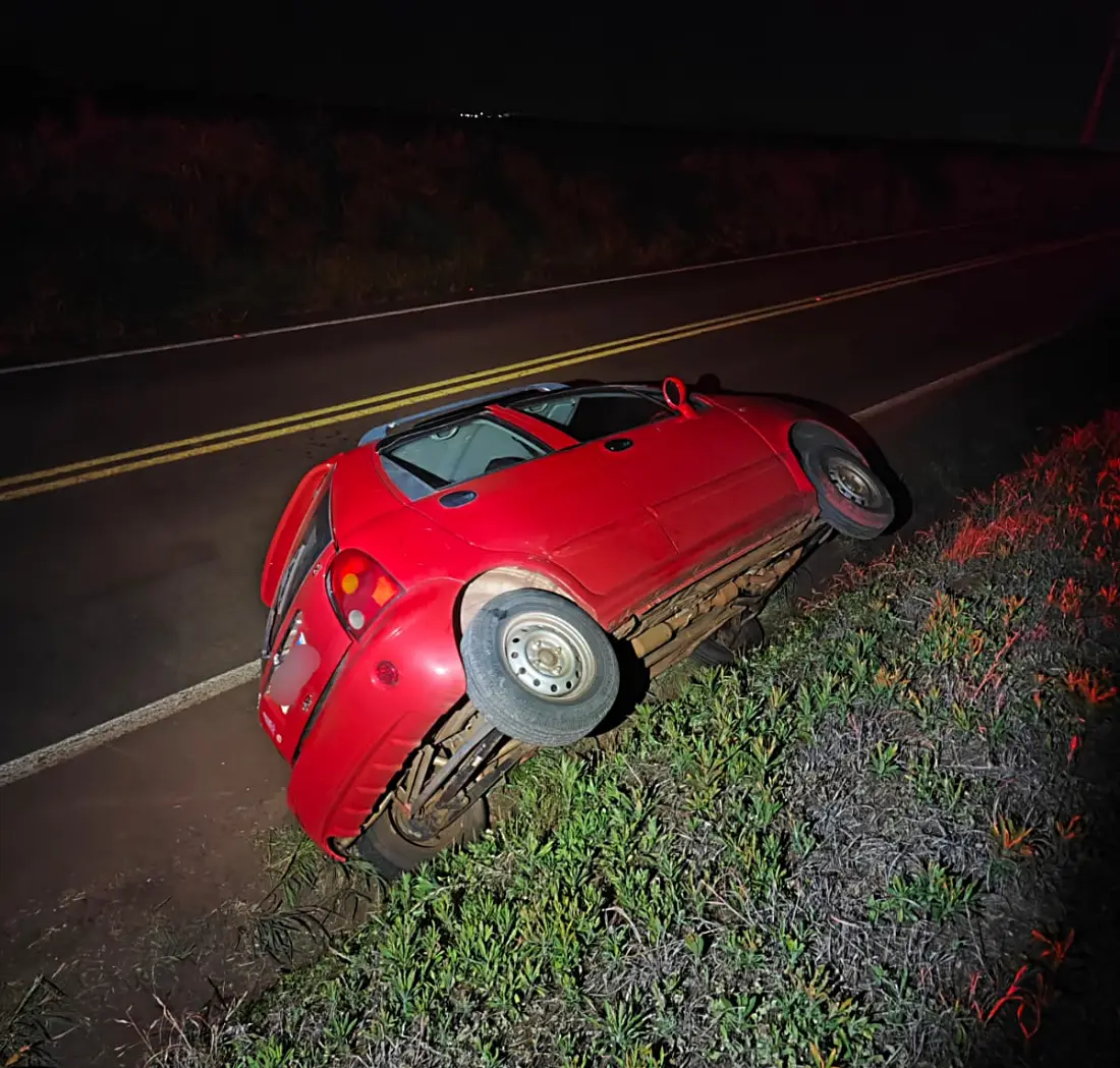 Motorista de 66 anos fica ferido após carro bater em barranco na PR-239, em Quatro Pontes