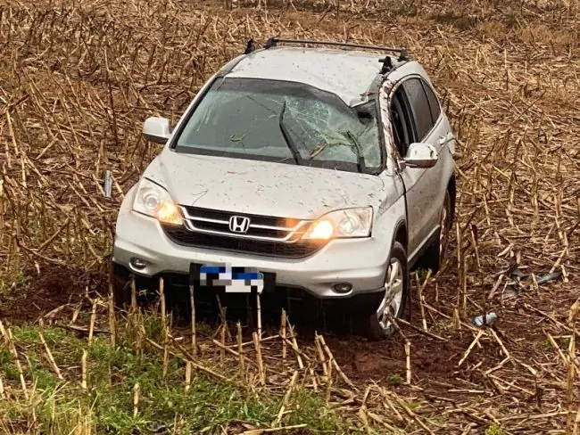 Carro capota na BR-163 em Mercedes e para em lavoura