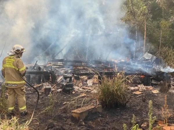 Imóvel no interior de Mercedes é destruído pelo fogo