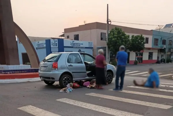 Bicicleta elétrica vai parar em baixo de carro após acidente em Nova Santa Rosa