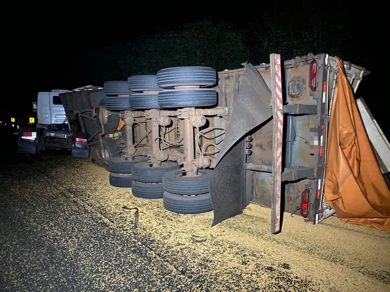 Carreta tomba na BR-163 entre Mercedes e Guaíra e espalha oleo e carga de soja