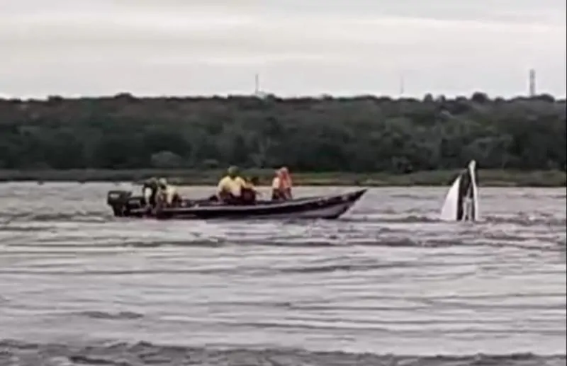 Barco afunda no Rio Paraná em Guaíra e pescadores são resgatados