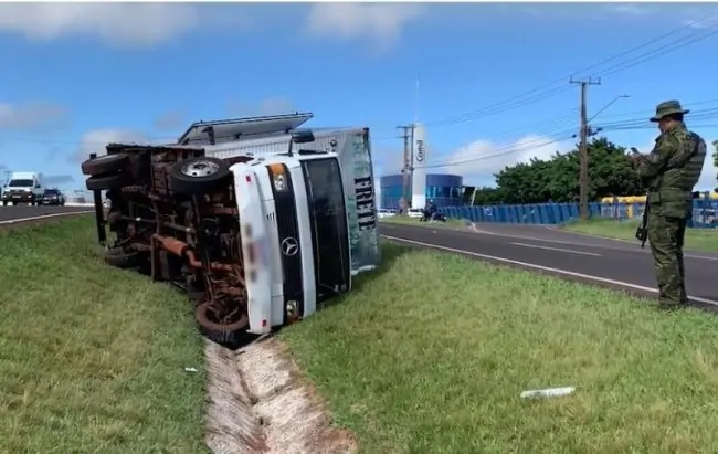 Motorista tomba caminhão carregado com cigarros ao tentar fugir do BPFRON