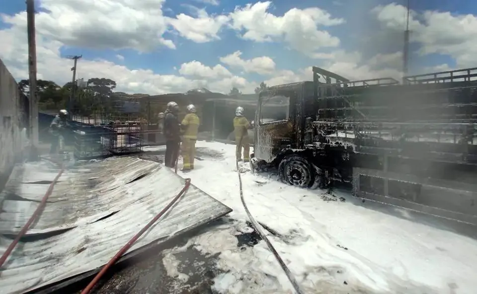 Incêndio atinge fábrica de tintas do Paraná