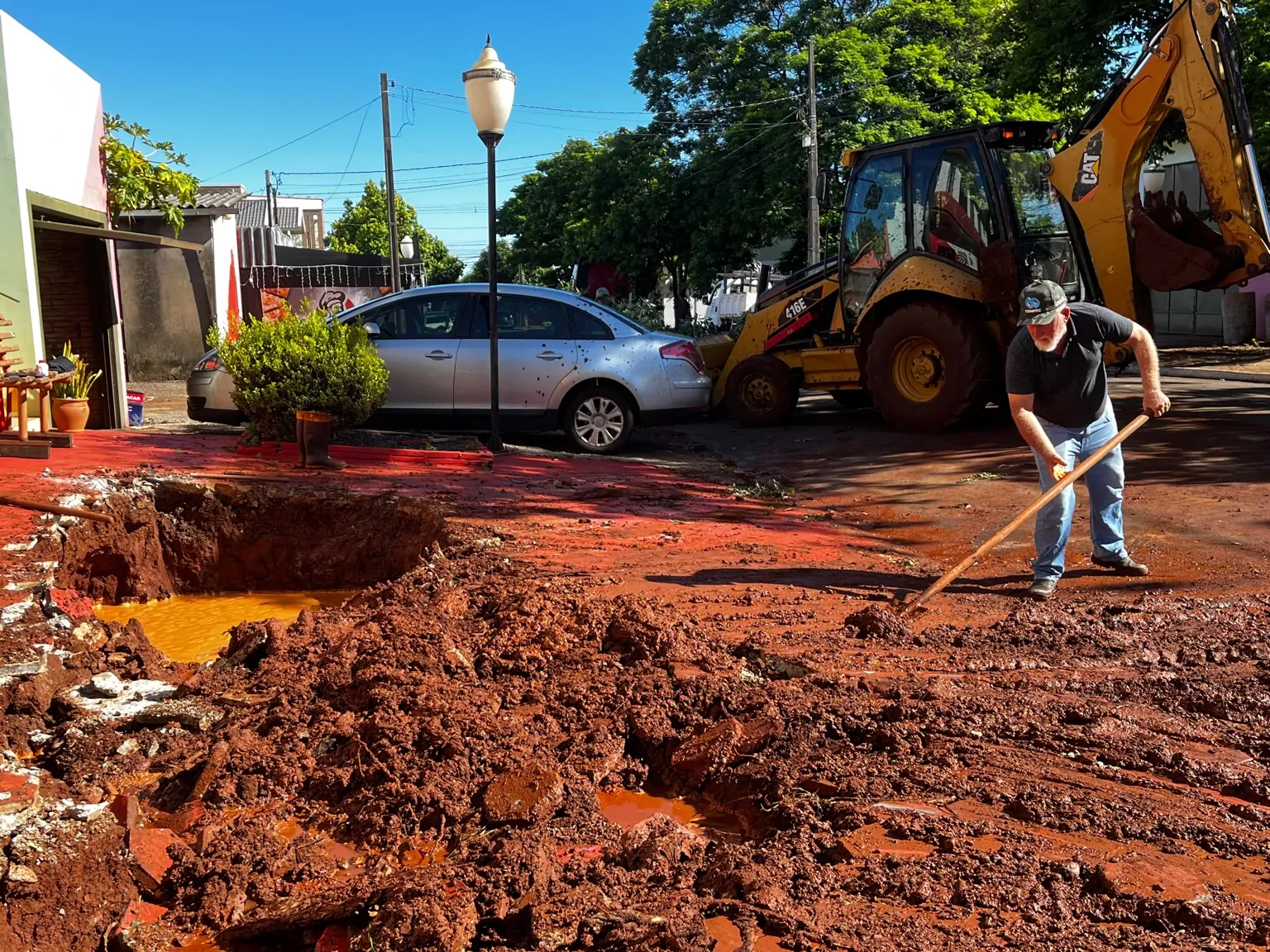 Rua Pelotas recebe reparos após rompimento de cano na manhã desta quinta-feira